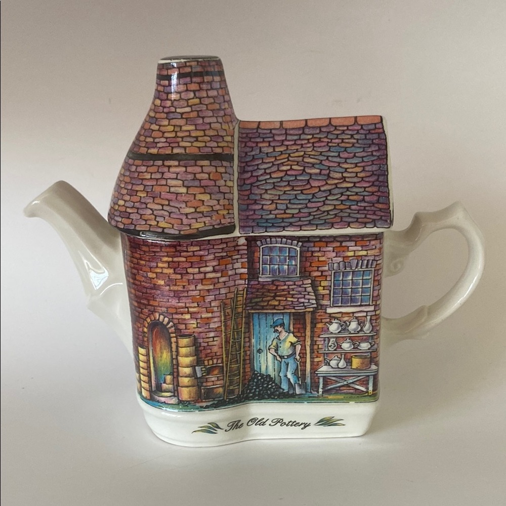 🩷"The Old Pottery” Vintage Teapot